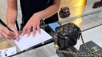 Sự thật sau màn khoe 'làm việc chăm chỉ' để mua túi Chanel