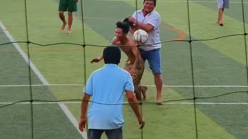 Cười sảng với trận bóng siêu vụng về của các ông chú