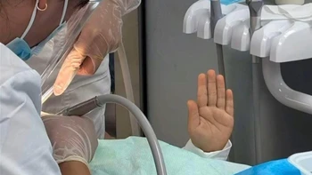 Ảnh vui 18-9: Bác sĩ bảo 'đau thì giơ tay lên'