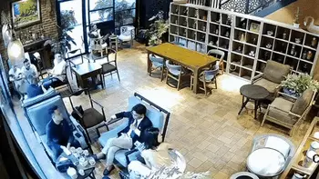 Netizen 'chê' khách đấm nhân viên quán cà phê vì bị nhắc hút thuốc