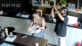 Pha khui hộp iPhone 17 đi vào 'lòng đất'