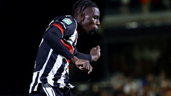 Grimsby bị phạt 690 triệu đồng vì sử dụng cầu thủ không hợp lệ thắng Man Utd