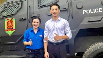 'Soái ca cảnh vệ' Phùng Thế Văn gây sốt khi hát cùng Phương Thanh