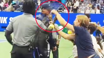 Jannik Sinner suýt bị khán giả trộm đồ ngay trên sân đấu tại US Open