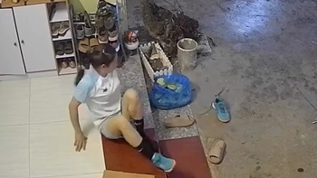 Cô gái giật bắn người khi 'bé Na' nằm trong giày