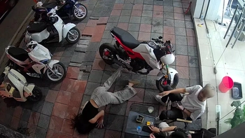 Cô gái mặc quần ống rộng ngã cắm đầu khi xuống mô tô