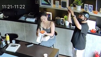 Video hài nhất tuần qua: Pha khui hộp iPhone 17 đi vào 'lòng đất'