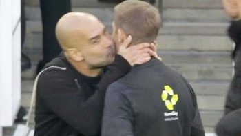 Man City vuột chiến thắng trước Arsenal sau khi HLV Guardiola hôn trọng tài