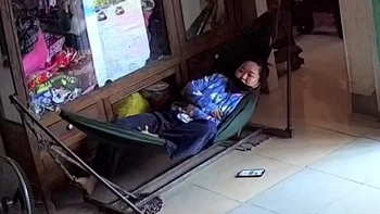 Cách để tránh sét là bỏ điện thoại ra và giả vờ ngủ