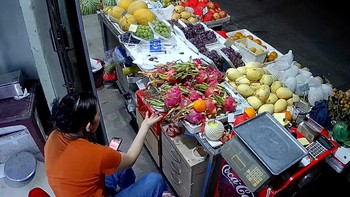 Khoảnh khắc vô tri của cô gái bán hàng bất ngờ viral khắp mạng xã hội