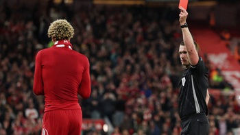 Ekitike bị HLV Arne Slot của Liverpool mắng vì thẻ đỏ ‘vô duyên’