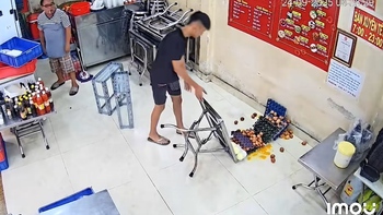 Mới tuyển được một em trai bưng bê, ngày đầu đi làm đã 'báo'