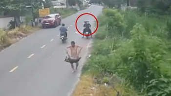 Người đàn ông không quát mắng cẩu tặc khi giật lại chó cưng
