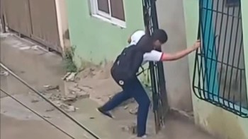 Nữ sinh nổi đóa vì viên gạch phản chủ