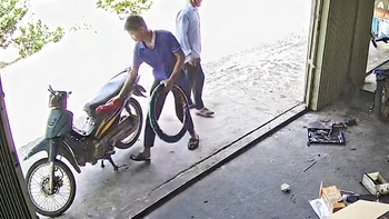 Thợ sửa xe hụt hẫng khi thay vỏ, ruột lấy công 30k mà khách chê mắc