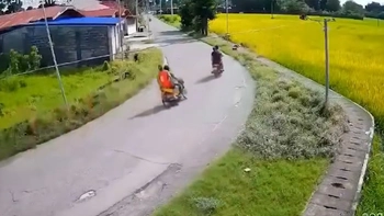4 quái xế đầu trần ôm cua nối đuôi nhau lao xuống ruộng