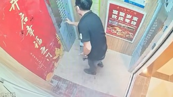 Cửa thang máy 'ảo tung chảo' làm chàng trai hú hồn vì tưởng bị kẹt