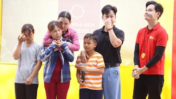 'Mái ấm gia đình Việt' ghi hình tại An Giang: nhiều nghệ sĩ bật khóc