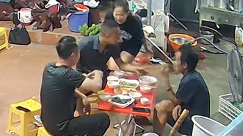 Cười sảng với thanh niên tranh thủ lấy oai với bạn bè