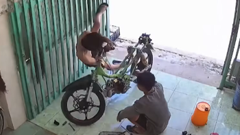 Thanh niên ngã nhào vì chiếc xe máy phản chủ