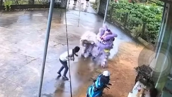 Đội múa lân hú hồn bỏ chạy khi bị nam thanh niên hù