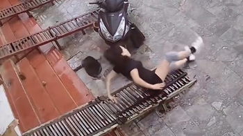 Cô gái ngã dập mông khi bước xuống cầu dắt xe