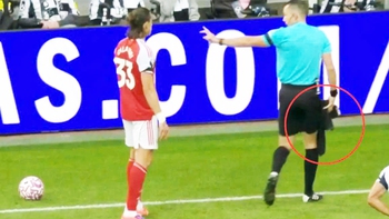 Trọng tài gây chú ý khi lấy đi khăn lau bóng từ tay cầu thủ Arsenal