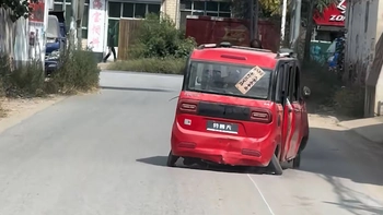 Ô tô chạy kiểu lê lết trên đường