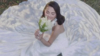 Bí mật sau bó hoa cưới của Selena Gomez