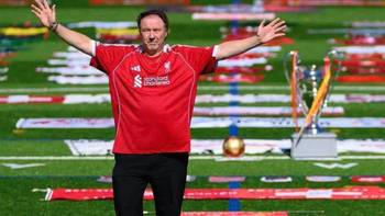 Fan Liverpool lập kỷ lục Guinness với hơn 1.047 áo đấu ‘Lữ đoàn đỏ’