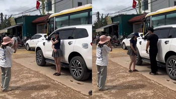 Cô gái quê một cục khi chụp ảnh sống ảo bên ô tô