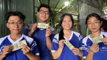 Bốn em học sinh 'tiêu sạch' 100k Nhà nước tặng theo cách không thể đáng yêu hơn