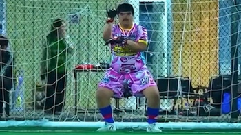 Màn 'thôi miên' đối thủ cực hiệu quả của thủ môn khi bắt penalty