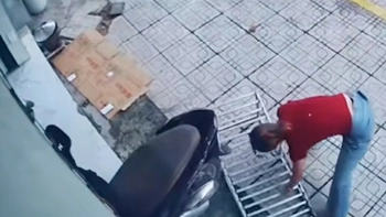 Cô gái có màn kê cầu dắt xe kiểu người đời