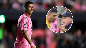 Luis Suarez bị cấm 6 trận vì... nhổ nước bọt vào đối thủ