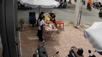 Hai cô gái đứng hình vì bị 'cô hồn sống' mất giật gà cúng trên tay
