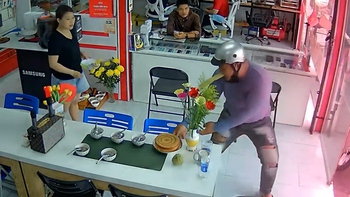 Gia chủ ngơ ngác vì chưa kịp thắp hương, cô hồn đã giật mất đồ cúng