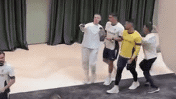 Cristiano Ronaldo gây tranh cãi vì đẩy fan xin selfie