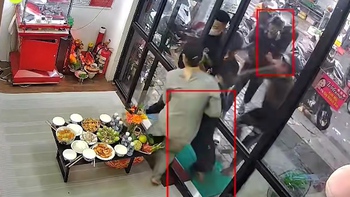 Chủ nhà tá hỏa với nhóm thanh niên giật đồ cúng cô hồn kiểu vô văn hóa