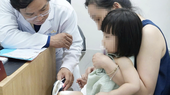 Cẩn trọng mắc viêm da tiếp xúc khi bơi ở hồ bơi công cộng