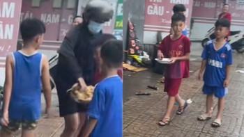 Bé trai ngơ ngác vì bị giật mất con gà trên tay