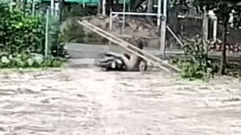 Pha chở hàng không thể cồng kềnh hơn