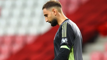 Fan 'cà khịa' khi thủ môn Donnarumma đấm bóng vào… lưới nhà