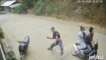 Đi bộ giữa đường bị đôi nam nữ 'đốn ngã dập mông'