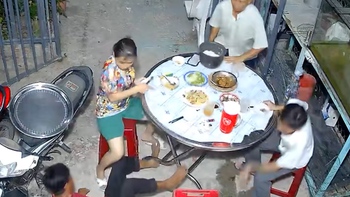 Bố ngã rung bàn vì con gái lấy ghế không hay biết