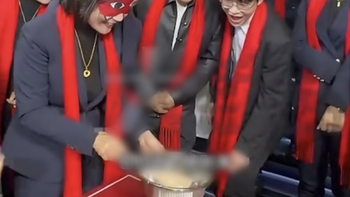 Ông chủ 21 tuổi thưởng Tết: Mỗi nhân viên 1 gam vàng