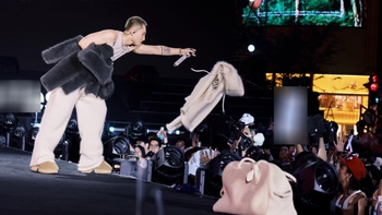 Cứ đi diễn là tặng đồ hàng trăm triệu, chiêu 'nuôi fan' của Sơn Tùng M-TP?