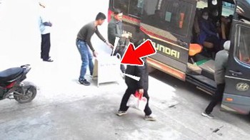 Chủ shop ngơ ngác khi lơ xe bê luôn bảng hiệu của quán lên xe vì tưởng nhầm là hành lý của khách