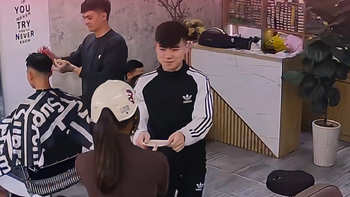 Chàng trai ngượng ngùng, xấu hổ khi gặp người thương