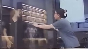 Thanh niên u đầu vì cửa kính cường lực quá sạch